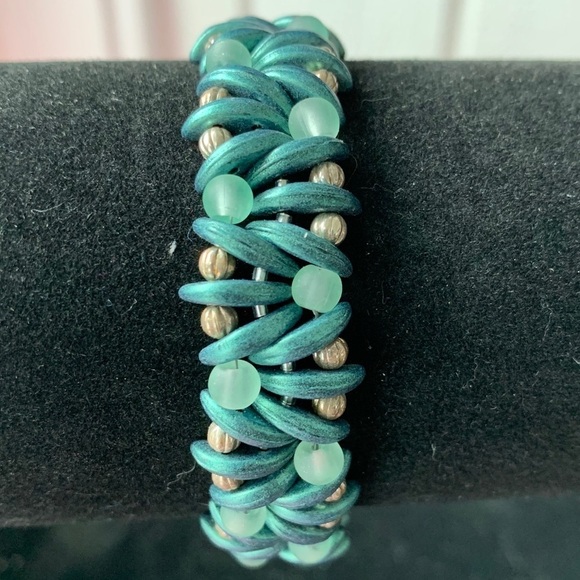 Unique beaded bracelet in emerald and sea glass - Picture 3 of 3
